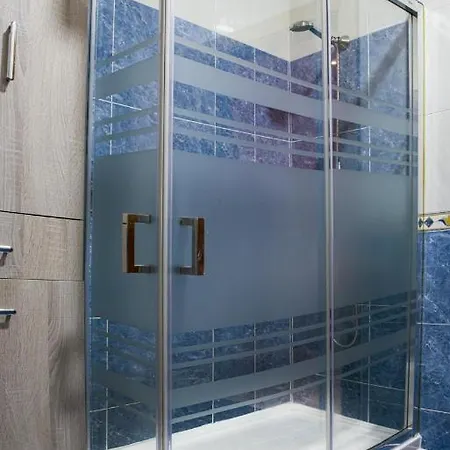 Cerca Del Puerto Deportivo Y De La Playa