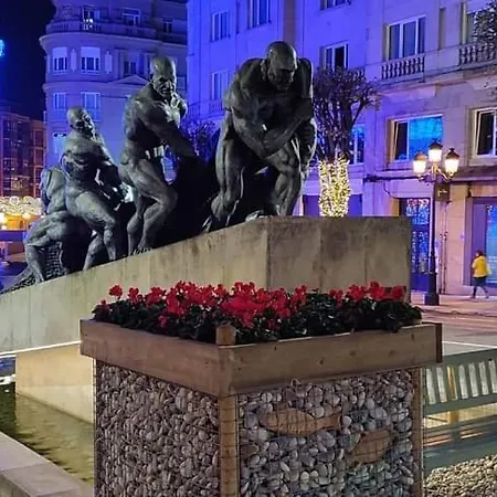 Cerca Del Puerto Deportivo Y De La Playa Cangas