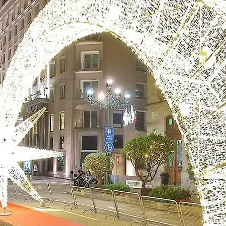 Cerca Del Puerto Deportivo Y De La Playa *